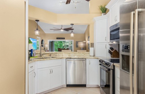 Pelican Bay Condo | Remodeled Condo Naples - In Neighborhood with Private Beach