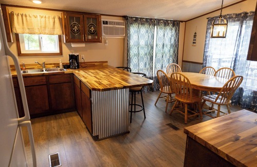 Benton Apartment | Remodeled Cottage 3 at the King Creek Lodge and Marina