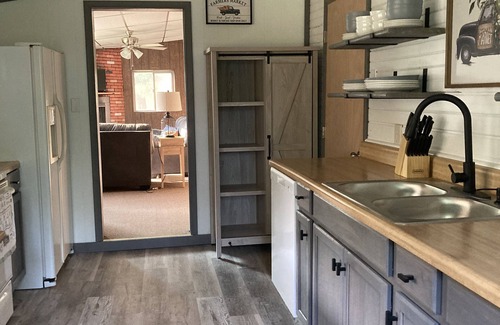 Bedford Cottage | Remodeled cottage beside Dunnings Creek, minutes from Rt 30, I-99 & PA Turnpike