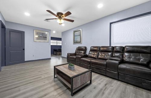 Willow Meadows/Willowbend Area House | Remodeled Home near NRG, Downtown, Medical Center sleeps10