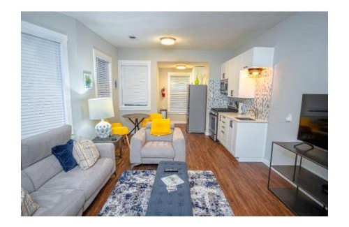 Mahncke Park Apartment | Remodeled Modern 1BR1BA Apt Near Downtown, 5min Pearl