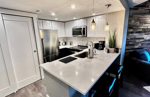 Gunbarrel Condo | ~Remodeled Mtn View Condo, Hot Tub, Modern, Fast WiFi~