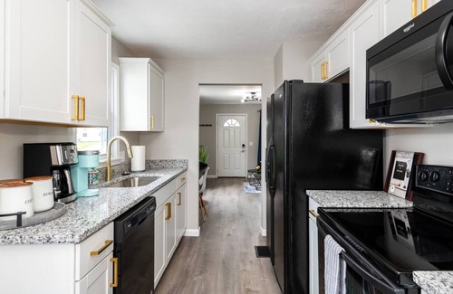 Dayton House | Remodeled-Pet friendly-5 min to WPAFB and Downtown