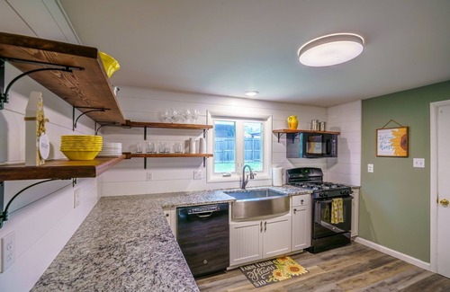 Rocheport House | Remodeled Rocheport Sunflower House - A Bungalow in Historic Rocheport