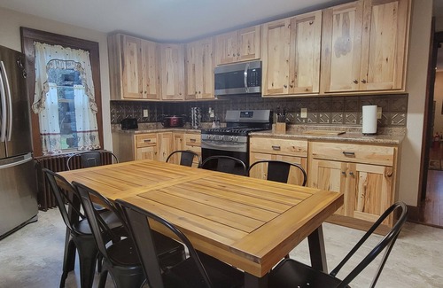 Central City Cabin | Remodeled Rustic Log Home on 5 acres, close to ATV park & Laurel Highlands.
