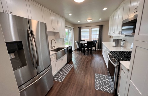 Darien House | Remodeled SFR w/fireplace, super close to main highways and Chicago