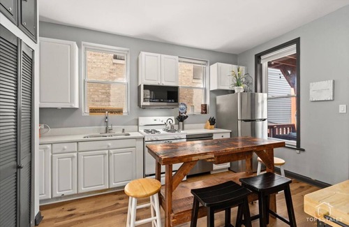 Bucktown Apartment | REMODELED Splendid Flat in Bucktown +Back Porch, Ranked GUEST FAVORITE! Pets OK!