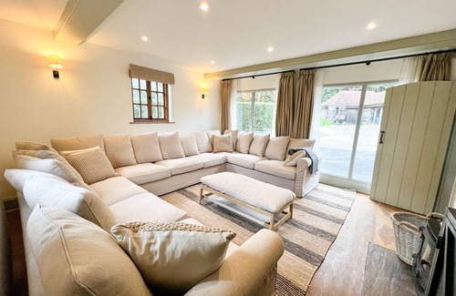 Burwash Cottage | Remodelled coach house with pool/wood fired hot tub/games room