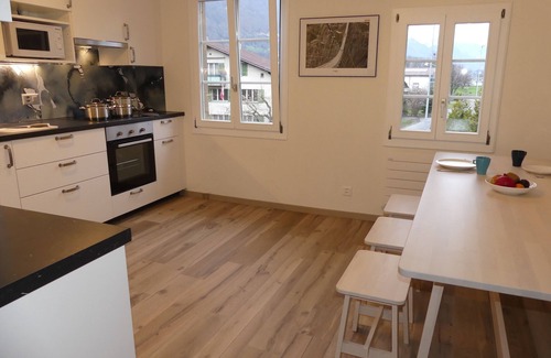 Boenigen House | Renovated flat in classic Chalet by the lake.