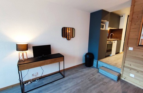 Isola Apartment | Renovated 2-Room Ski-in/Ski-out, South-Facing Balcony, Close to Shops and Activities