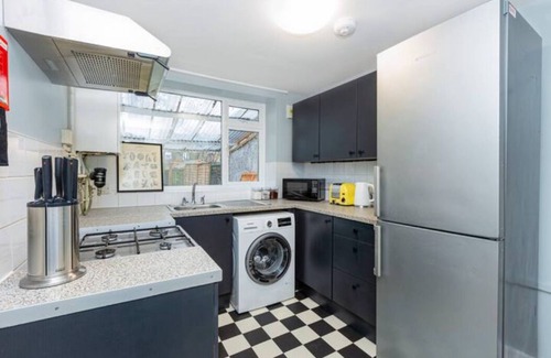 Stratford Condo | Renovated 3BR w/garden in Stratford, 1min to Train