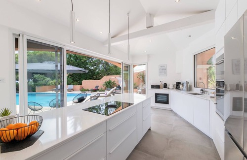 Plage de la Garonnette Villa | Renovated 4 bedroom villa with SEA VIEW - 250m from the beach - pool - garden