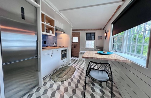 Commercial Street Apartment | Renovated Apartment on Commercial Street (2399)