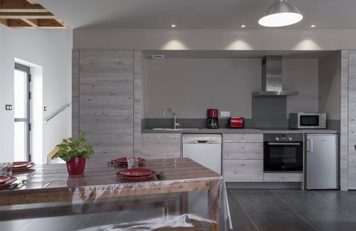 Chapeau Cottage | Renovated cottage in Chapeau with wifi, terrace and parking