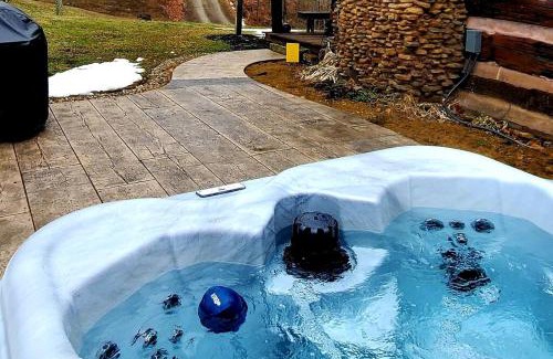 Tippecanoe House | Renovated Cottage with Spa Surrounded by Beautiful Hiking Trails in Ohio