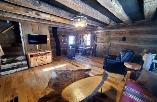 Tippecanoe House | Renovated Cottage with Spa Surrounded by Beautiful Hiking Trails in Ohio
