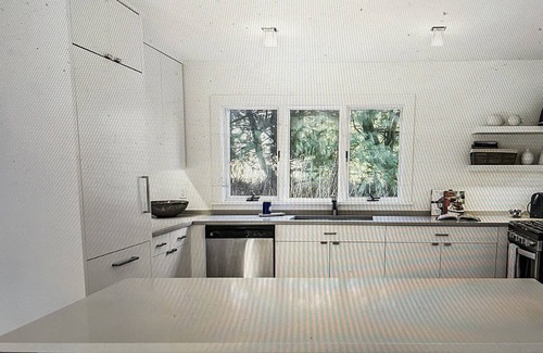 Amagansett House | Renovated Family Friendly 4 bedroom Cottage - Walk to Beach and Town