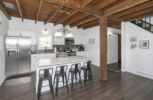 Lexington House | Renovated Farmhouse by Mid Ohio Race Track, Snow Trails, access to Amphitheater!