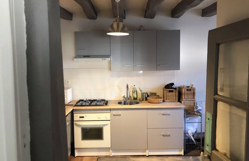 Donzy House | RENOVATED GITE 180 KM - PARIS.Etape N. 7. 2 bedrooms, 2 bathrooms, garden, parking.