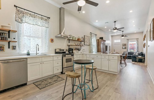 West Riverside Apartment | Renovated Historic 4BR House Near Magazine St & Uptown