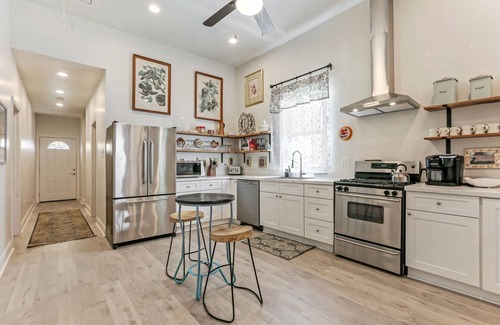 West Riverside Apartment | Renovated Historic 4BR House Near Magazine St & Uptown