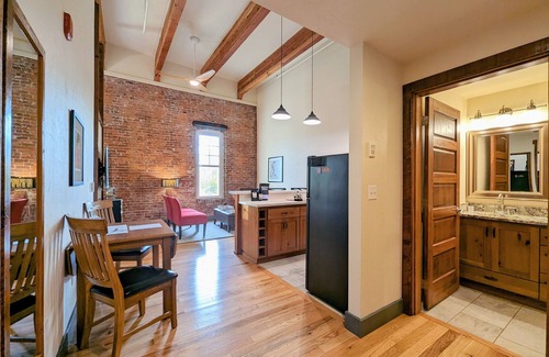 Amity Apartment | Renovated historic building with comfort in mind