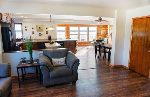 Town of Aurelius House | Renovated Lake Cottage: Wineries, Wildlife and Relaxation - Eagles Nest