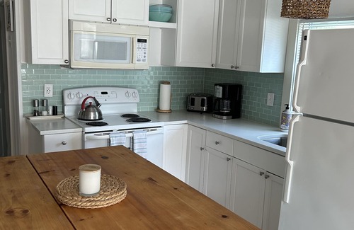 York Beach Cottage | Renovated Longs Sands Cottage with additional Bunkhouse + AC! Walk to Bathhouse
