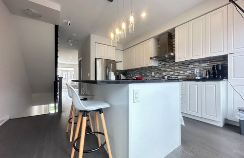 Vaughan House | Renovated Modern 4BR/4BA Townhome w/Garage Parking – Sleeps 6+