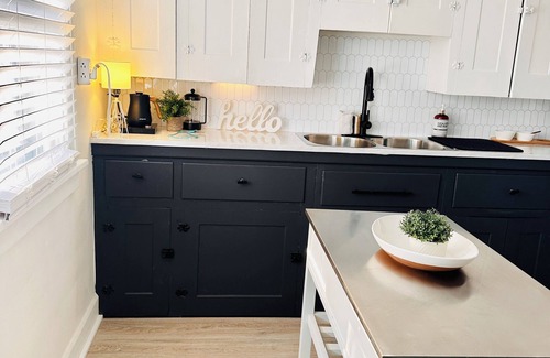 Lakewood House | Renovated Modern Sparkling Clean Cozy Townhm Vibrant CLE neighbhood