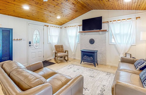 Earlville House | Renovated Retreat with Firepit and Dock Access