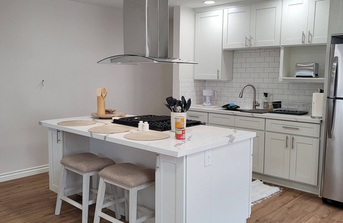 Ventura House | Renovated Spanish Bungalow! Near Beach & Downtown