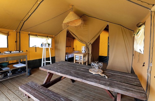 Heeg House | Rent a comfortable Safari tent by the water in the water sports village of Heeg!