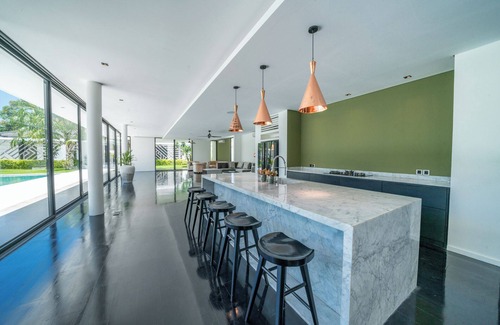 Batubelig Villa | Rent Your Own Luxury Villa with 6 Bedrooms, Bali Villa 2203