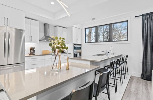 Downtown London Condo | RentX|Suite Dreams - Downtown/Parking/Wi-Fi/2Bed