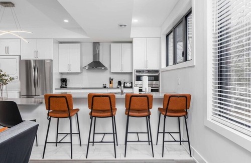Downtown London Condo | RentX|Trendy Central London - Parking/Wifi/2Bed