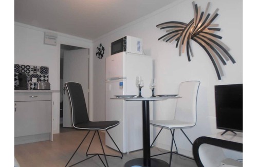 Chateauroux Apartment | Residence Valissou - Black and white apartment decoration