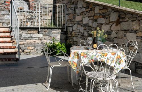 Comero Apartment | Residenza Jasmine Yellow Apartment