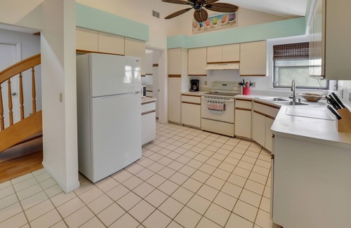 Laurel House | Resort Home w/Lanai - 1 mile from Shark Tooth Beach!