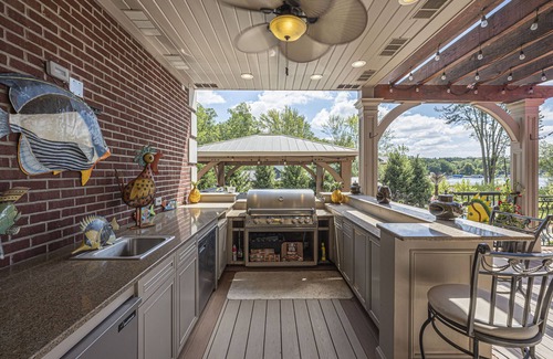 Lakeland House | Resort life living on Strawberry & Sunset Lake, therapeutic waterscape.