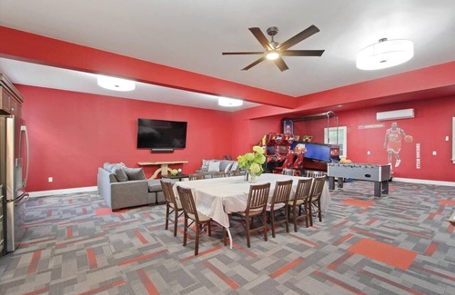Mount Joy House | Resort Pickleball Pool Hot Tub Theater Arcade Golf