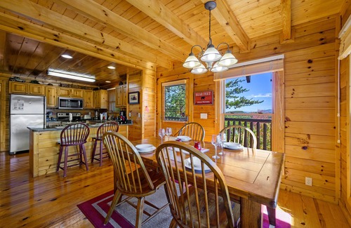 Gatlinburg - Pigeon Forge Cabin | Resort setting w/awesome Mtn views! Self checkin, close to Nat’l Park! Sleeps 6