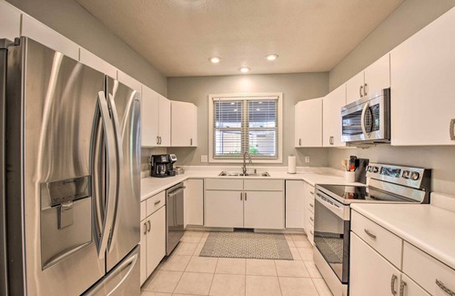 Salem Condo | Resort-Style Condo w/Balcony on Lake Keowee