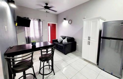 Ottleyʼs Apartment | Rest Easy Suite #4 with Mountain and Sea Views