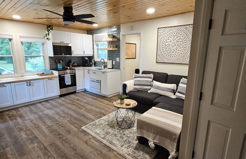 Huber Heights Cottage | Rest Haven Cottage: Cozy oasis on 3 acres, near shopping/food/entertainment
