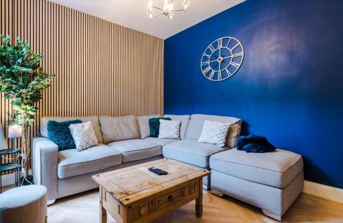 Salford House | Rest&Recharge at a Luxury Retreat in Manchester - Sleeps 11, 5 Bedrooms, 3 Bathrooms, Free Parking