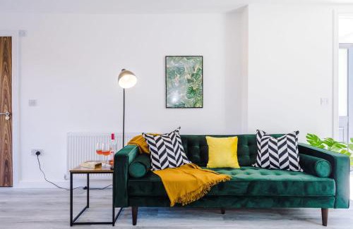 Failsworth House | Rest&Recharge at Waterway House (4 Bedrooms, 7 Beds, 2 Bathrooms, Free parking)