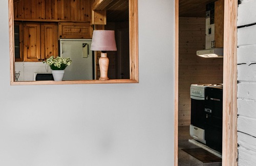 Tibro House | Rest u. Idyll, beautiful large garden, surrounded by forest, close to the lake