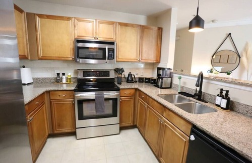 Gainesville Condo | Restful Refuge ๐ 2 BR Boutique Condo | Pool & Gym