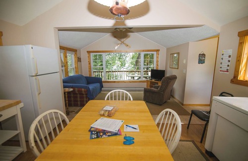 Richmond Cabin | Restful Retreat, deluxe 2BR lakefront cabin with private fire pit